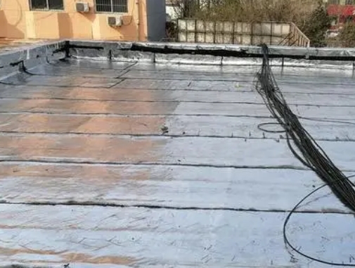 常州卫生间漏水维修公司分享下常州屋面楼顶防水刚性防水层施工要点。
